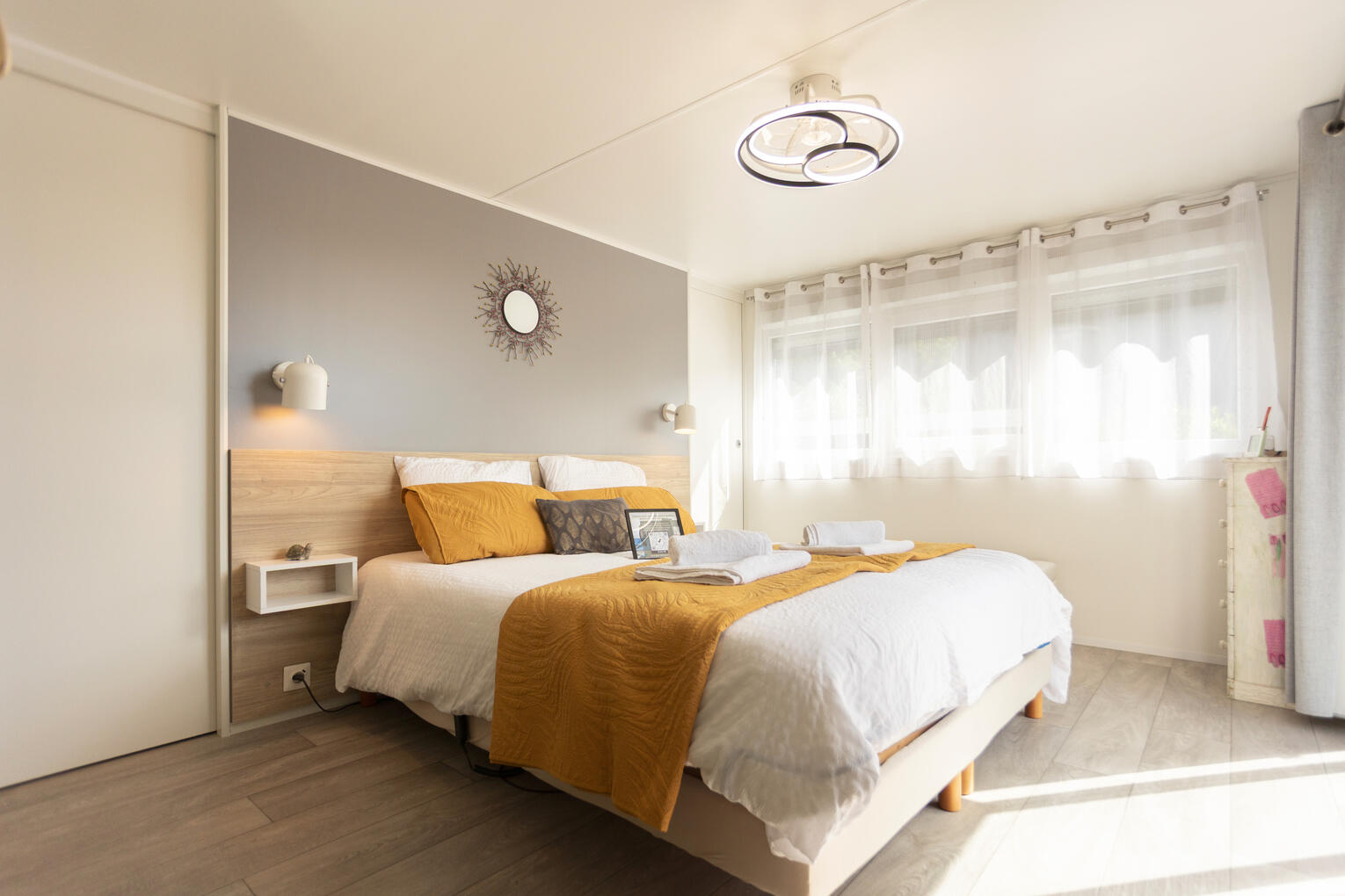 Chambre parentale, chaleureuse et lumineuse